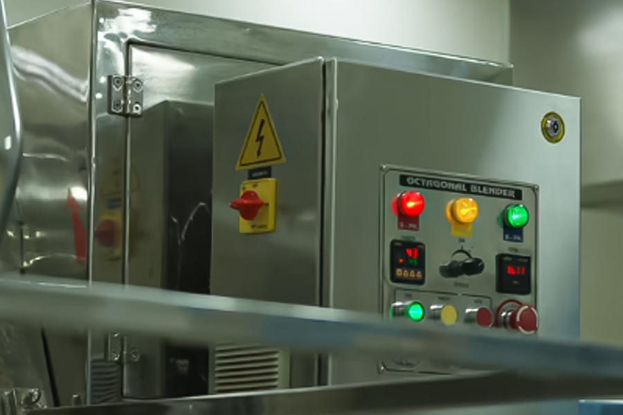 不銹鋼機(jī)箱控制柜在醫(yī)療設(shè)備中的優(yōu)勢與選擇指南